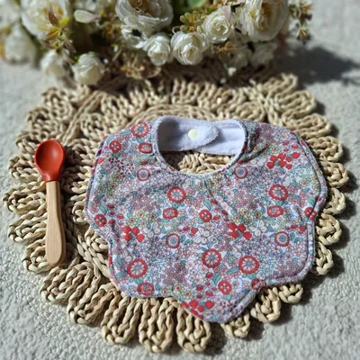 Bavoir forme fleur motifs fleurs